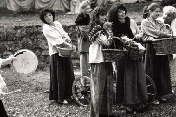 1990j02.jpg 