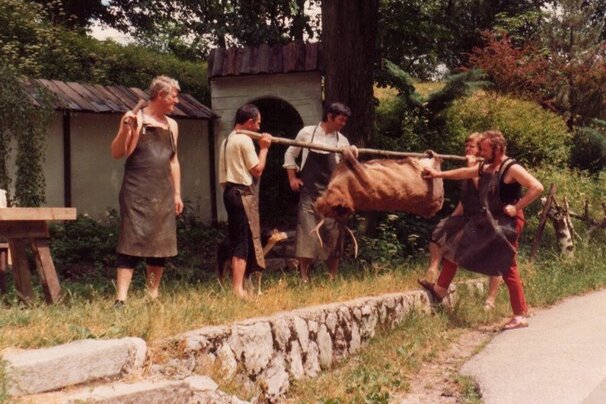 1977j02.jpg 